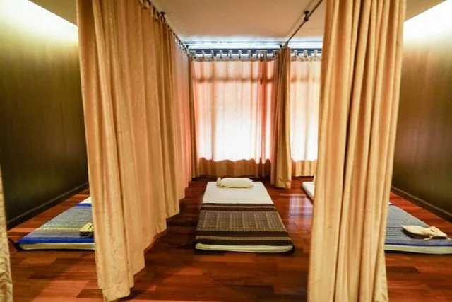 Chiang Mai-Experience Thai massage with a beautiful lady at Chiang Mai Hotel for 1500 baht