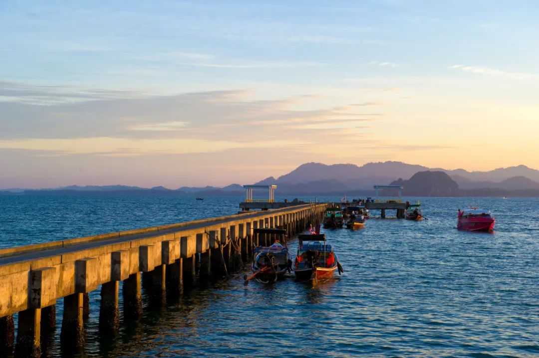 Hua Hin-More and more people are traveling to Hua Hin, with its trendy designs and secluded islands.