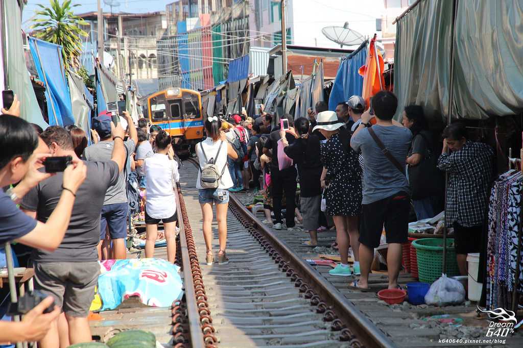 Bangkok-Damnoen Saduak Floating Market and Maeklong Railway Market Walking Tour