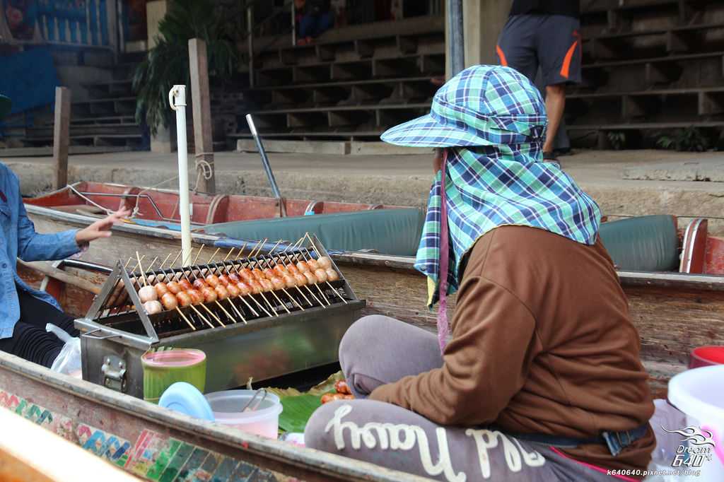 Bangkok-Damnoen Saduak Floating Market and Maeklong Railway Market Walking Tour