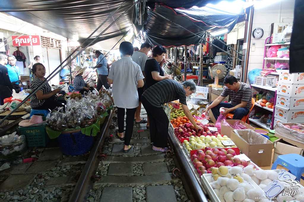 Bangkok-Damnoen Saduak Floating Market and Maeklong Railway Market Walking Tour