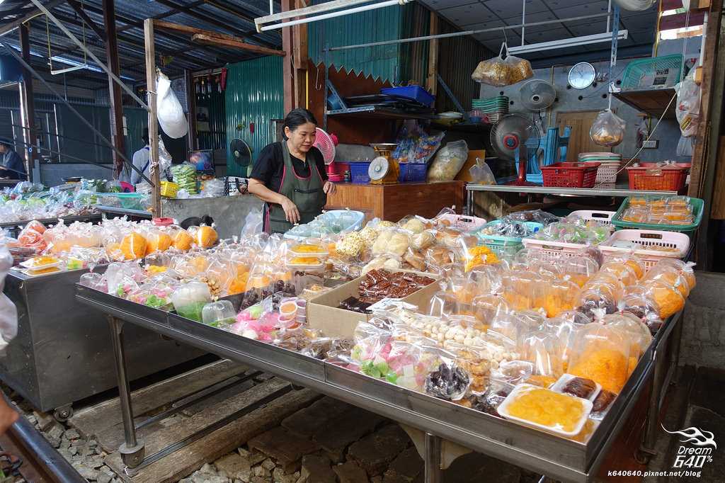 Bangkok-Damnoen Saduak Floating Market and Maeklong Railway Market Walking Tour