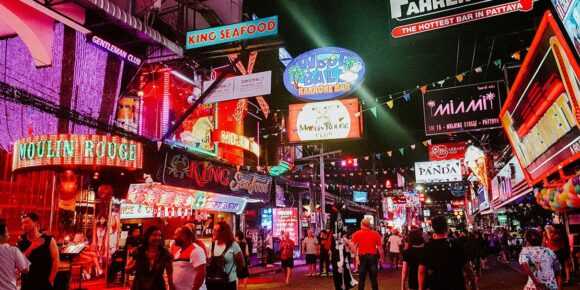 Pattaya-Pattaya: neon lights, glittering nightclubs, lively bars and pool parties