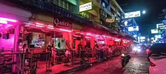 Pattaya-Pattaya: neon lights, glittering nightclubs, lively bars and pool parties