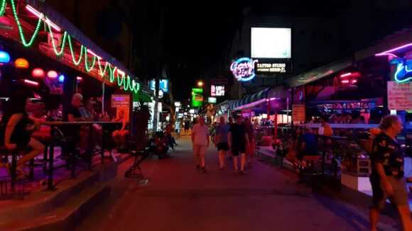 Pattaya-Pattaya: neon lights, glittering nightclubs, lively bars and pool parties