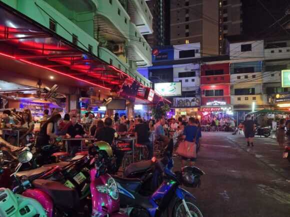 Pattaya-Pattaya: neon lights, glittering nightclubs, lively bars and pool parties