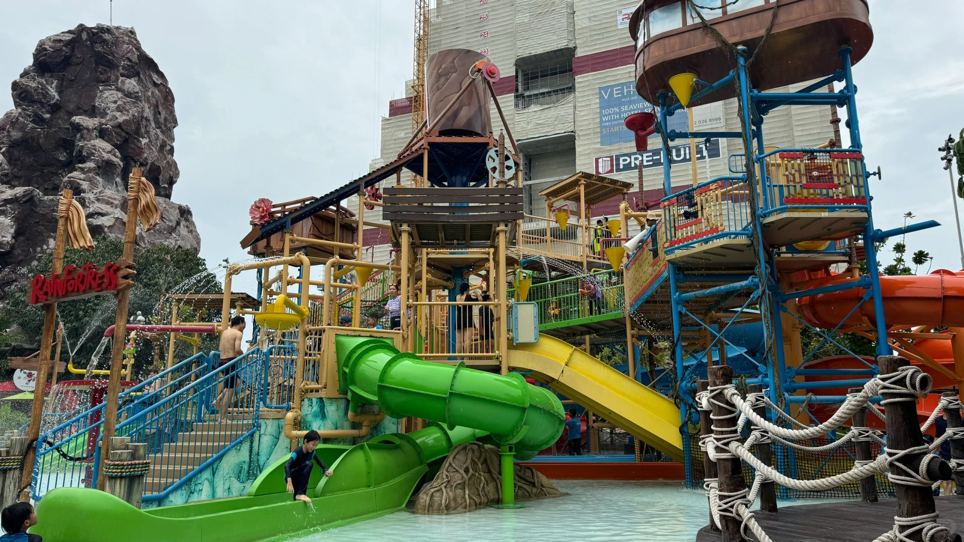 Hua Hin-Hua Hin Holiday Inn Hotel🌈, a resort with a water park suitable for family travel