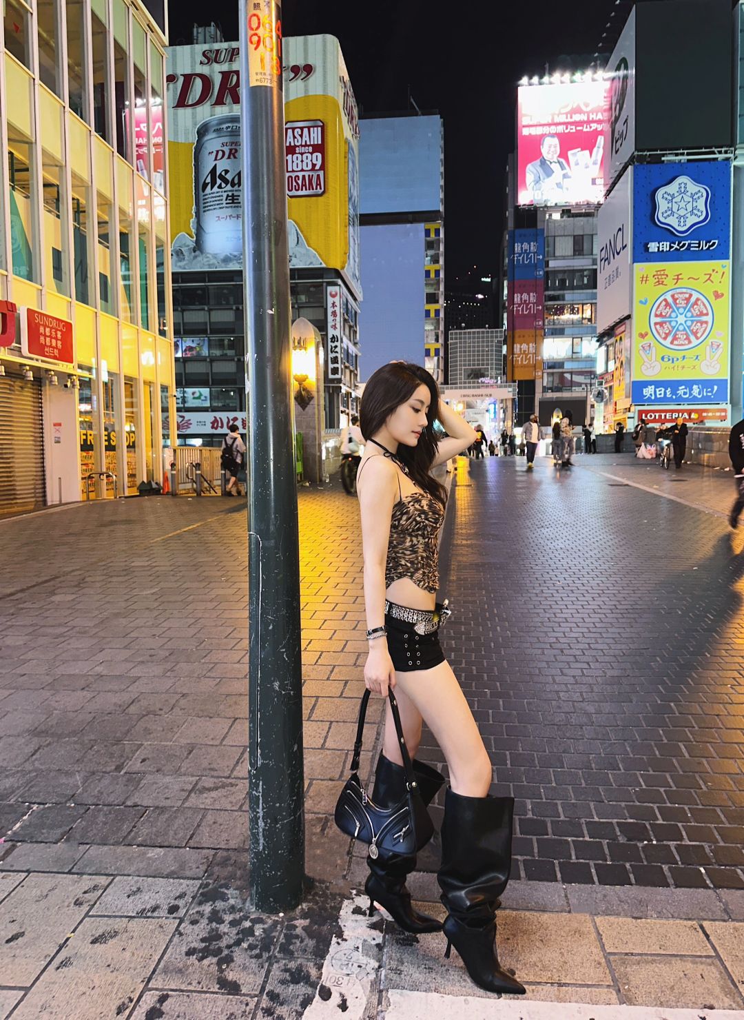 Osaka-Take photos at Glico in Osaka and watch street performers at Shinsaibashi at night