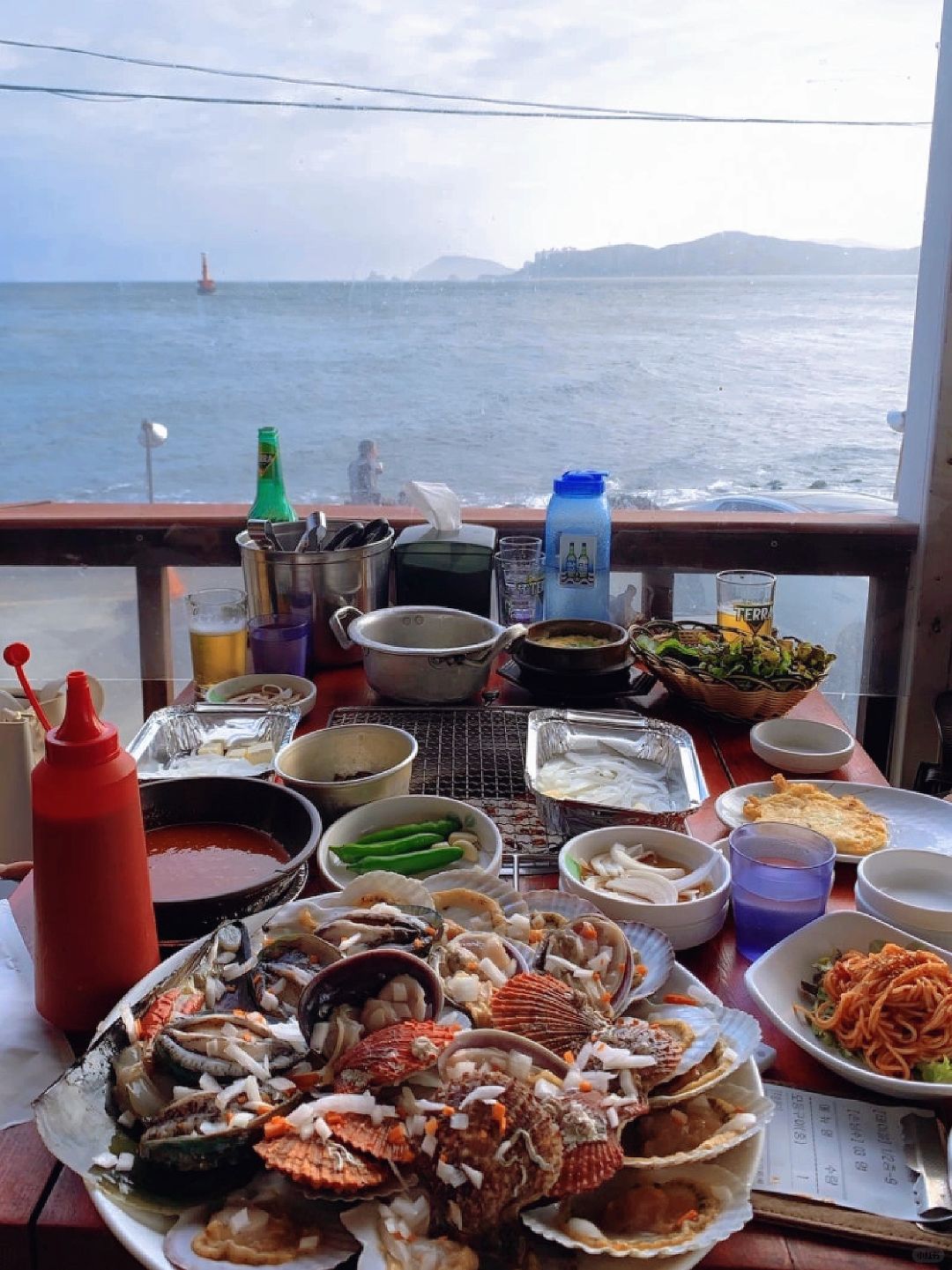 Busan/Jeju-Eat grilled scallops while looking at the sea at the Haeundae 해운대 미포끝집 restaurant in Busan