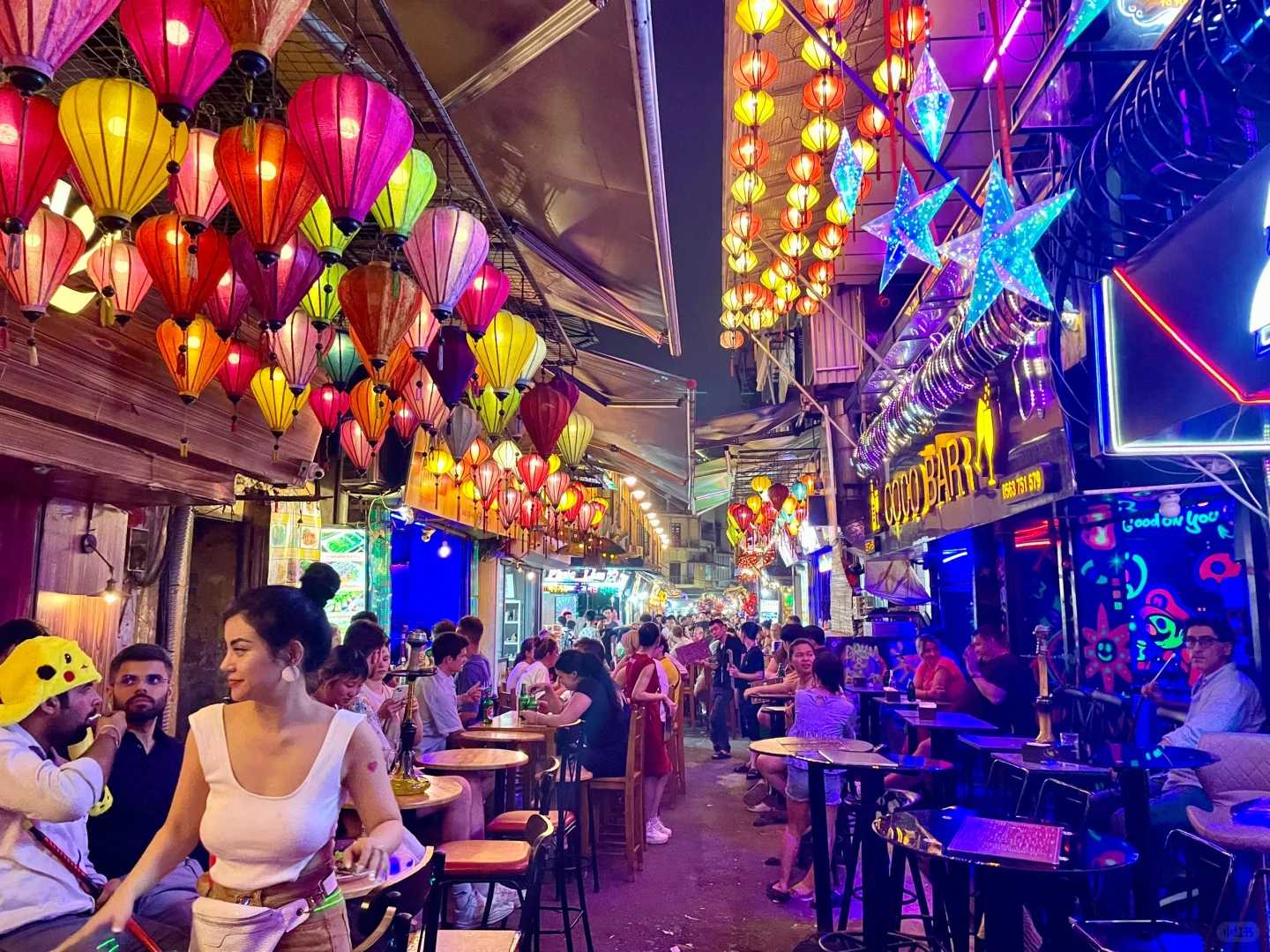 Hanoi-Experience the romantic feelings of Hanoi Bar Street and stroll in the charming night