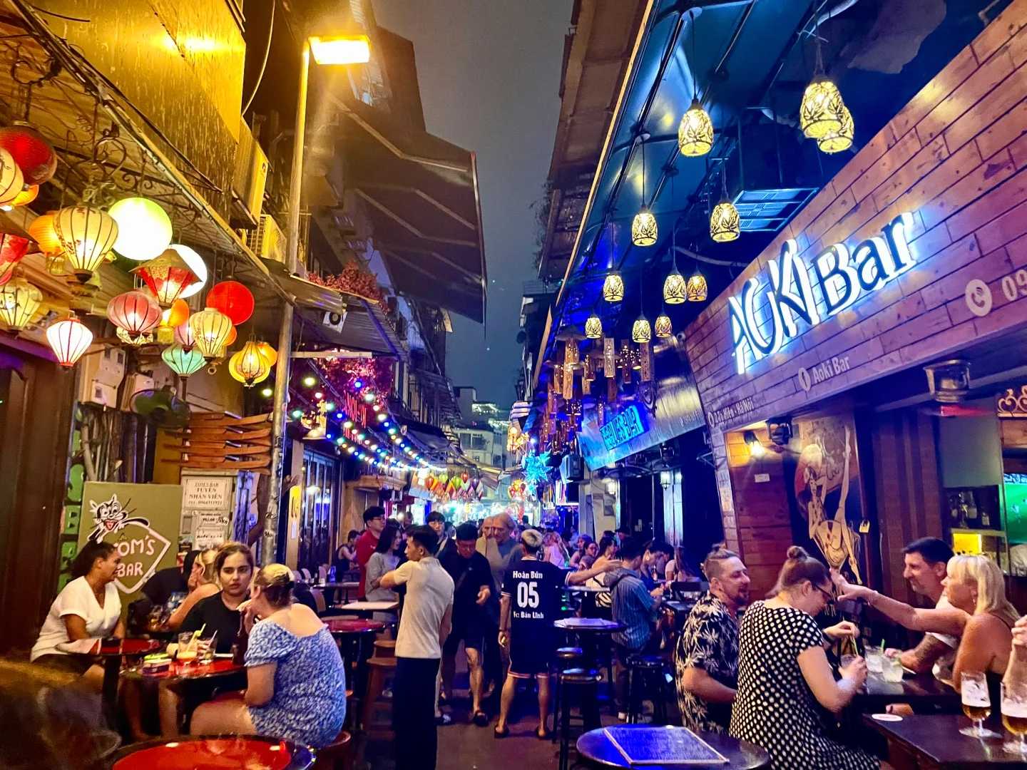 Hanoi-Experience the romantic feelings of Hanoi Bar Street and stroll in the charming night