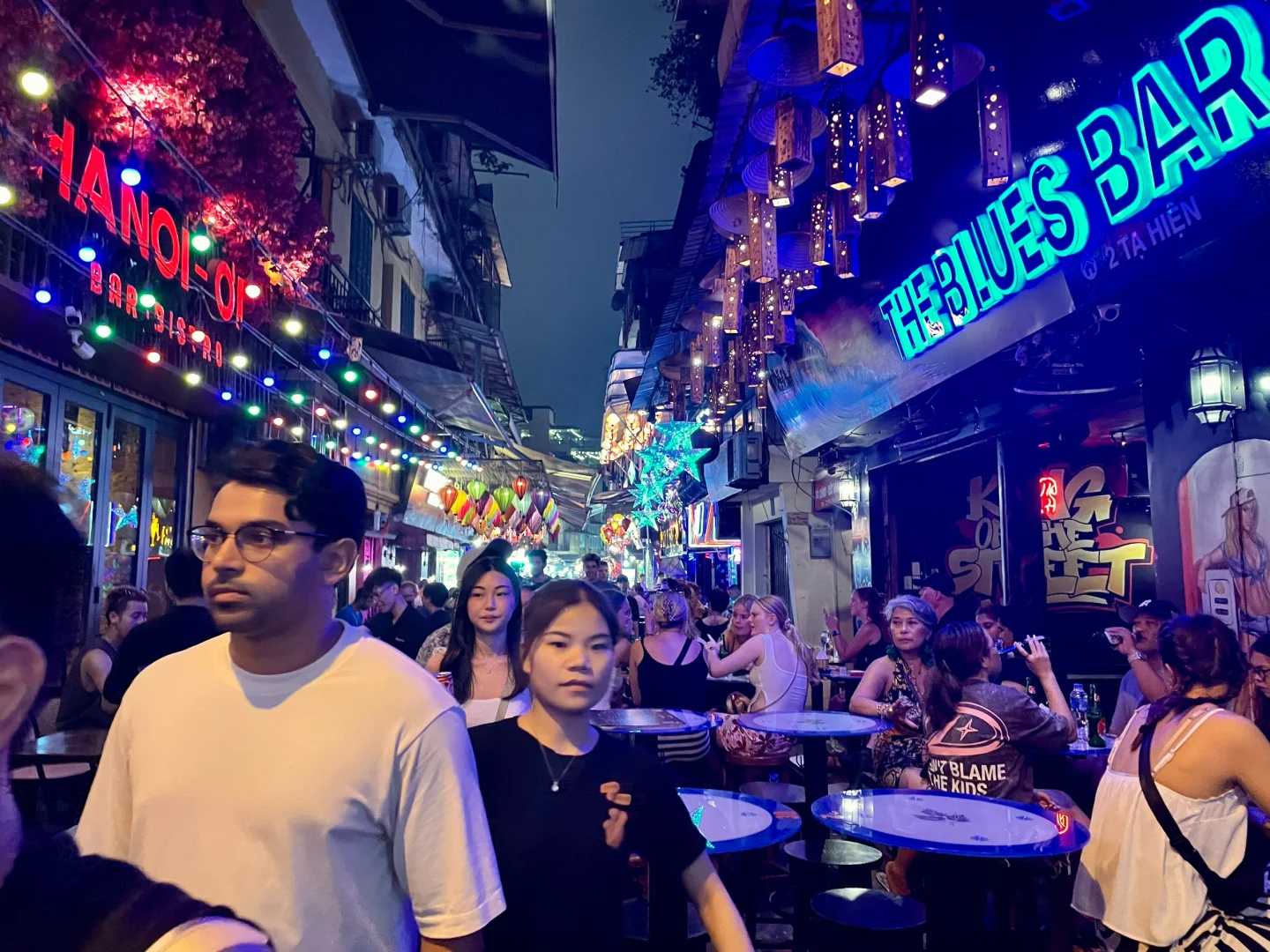 Hanoi-Experience the romantic feelings of Hanoi Bar Street and stroll in the charming night