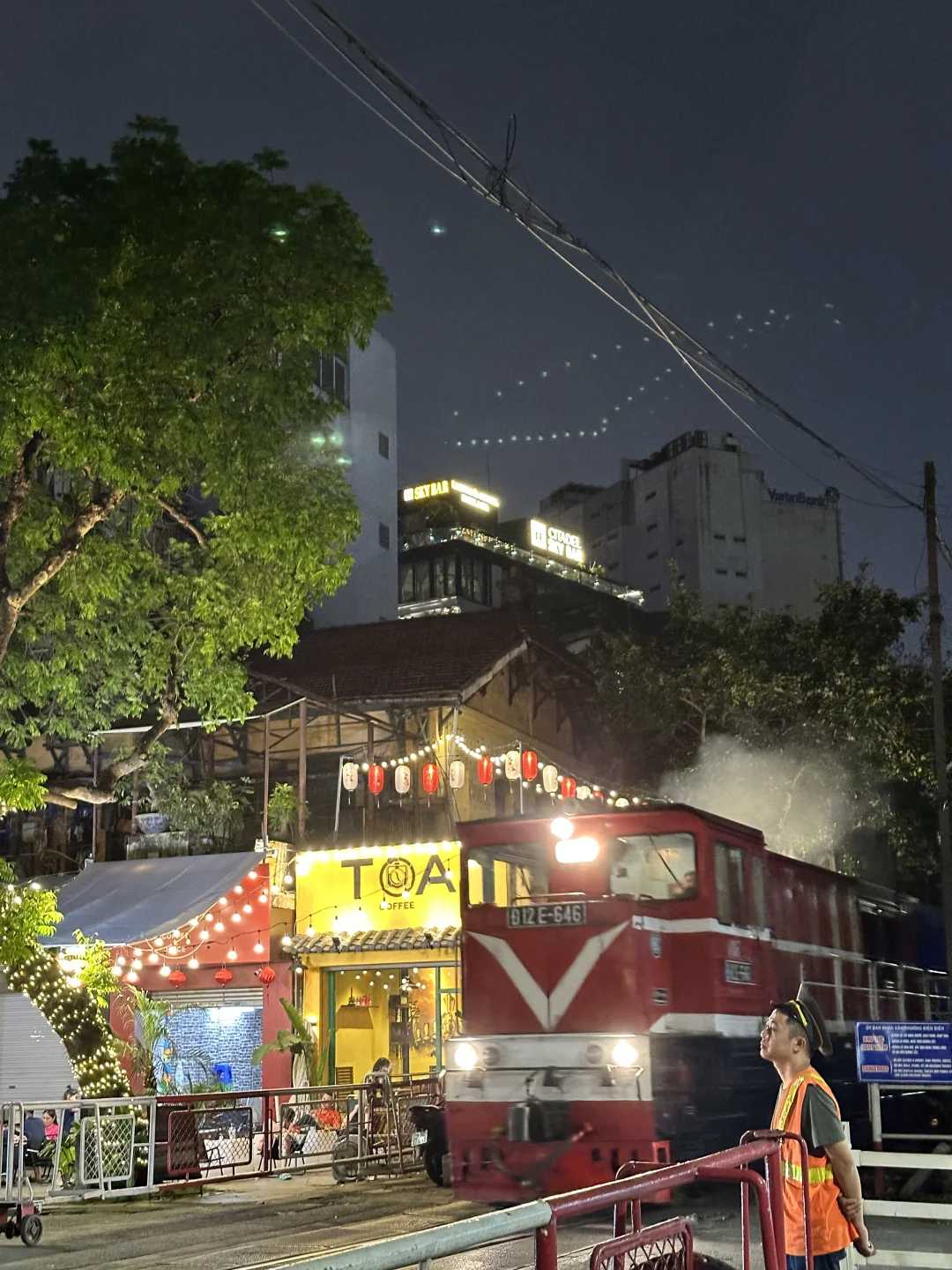 Hanoi-A small bar on Hanoi Train Street🍻, where you can sit quietly and listen to music