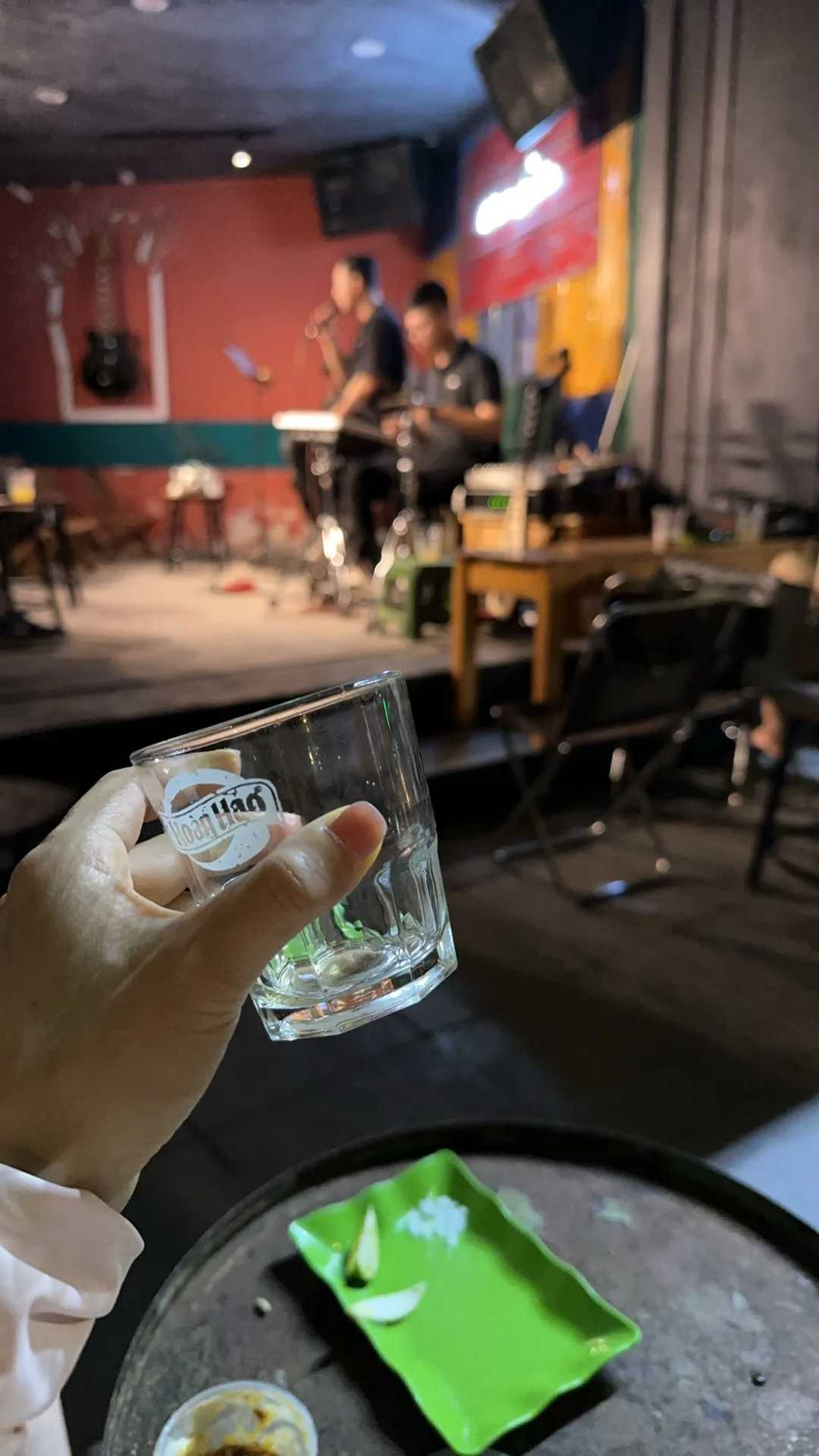 Hanoi-A small bar on Hanoi Train Street🍻, where you can sit quietly and listen to music