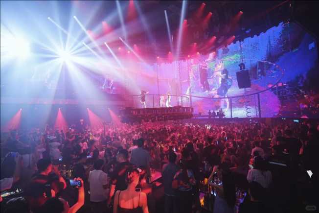 Pattaya-World house, the most powerful nightclub in Pattaya, introduce friends of the opposite sex