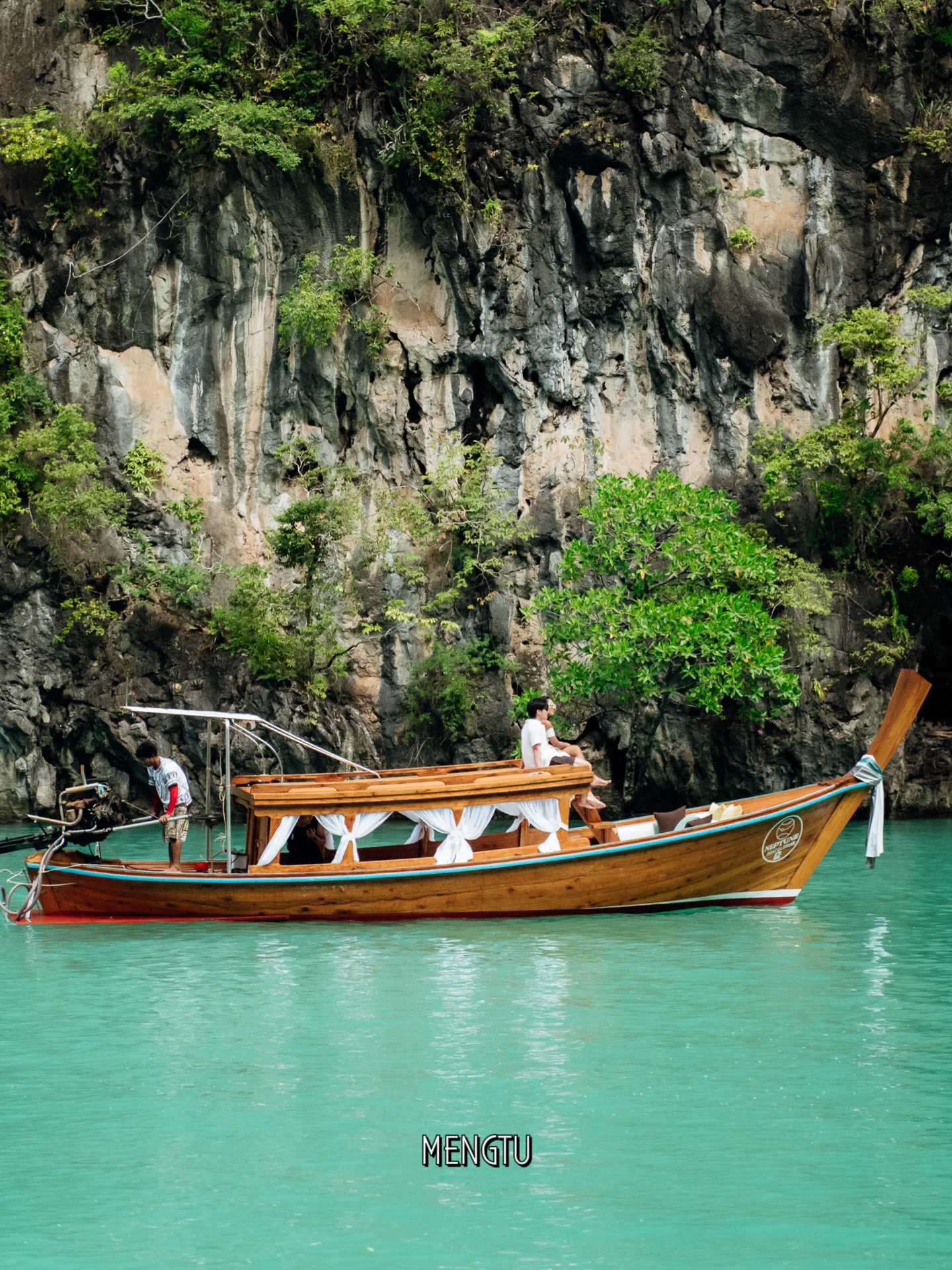 Krabi-Krabi's unique long-tail boat, visit the Holy Cave, which is efficacious for seeking children