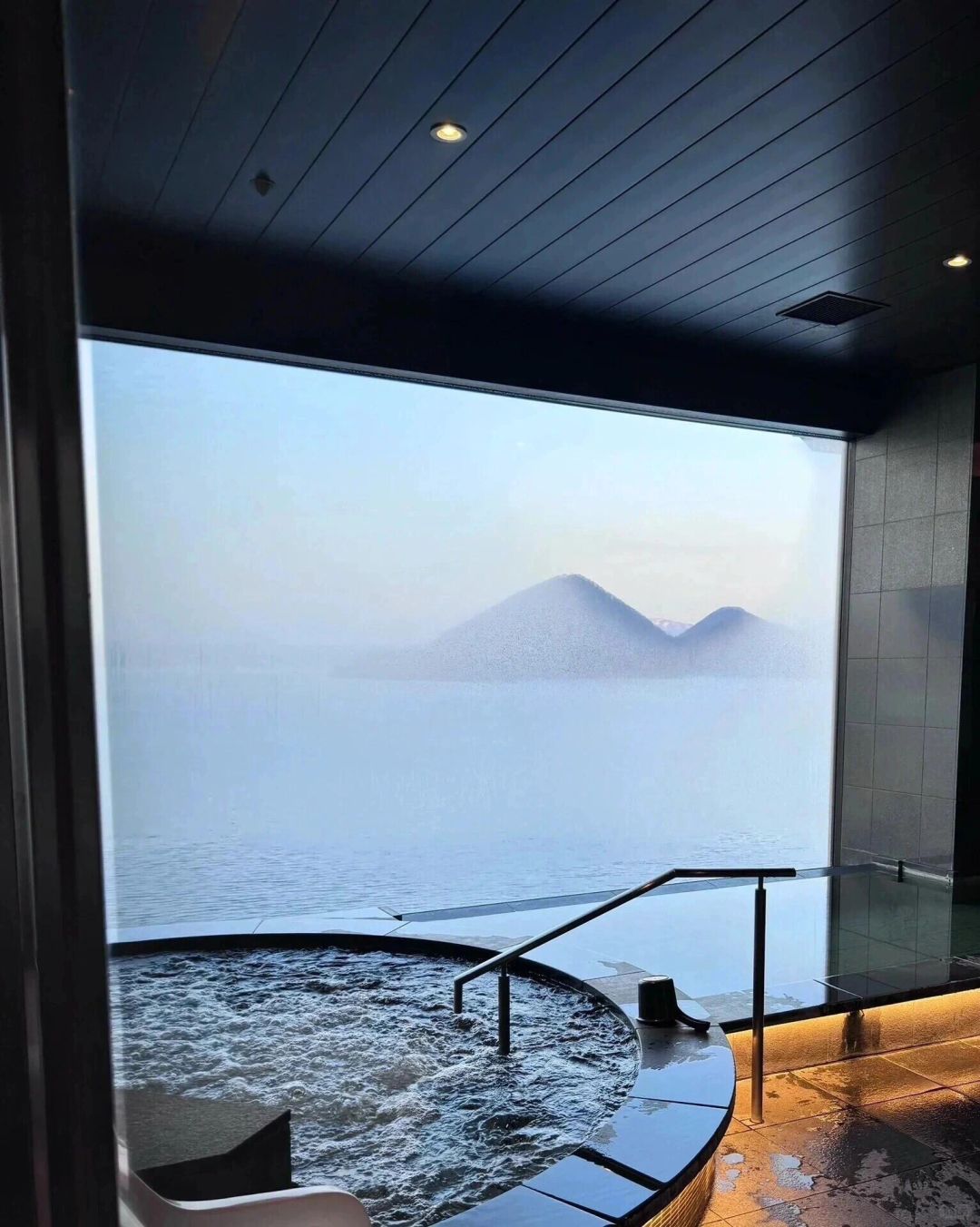 Sapporo/Hokkaido-At the Lake Toyako Hotel in Hokkaido♨️, each room has its own open-air hot spring