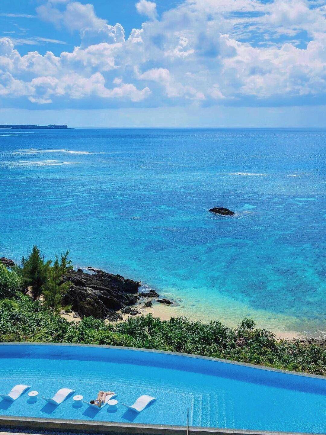 Okinawa-Halekulani Hotel in Okinawa👏, surrounded by white sandy beaches and lush greenery