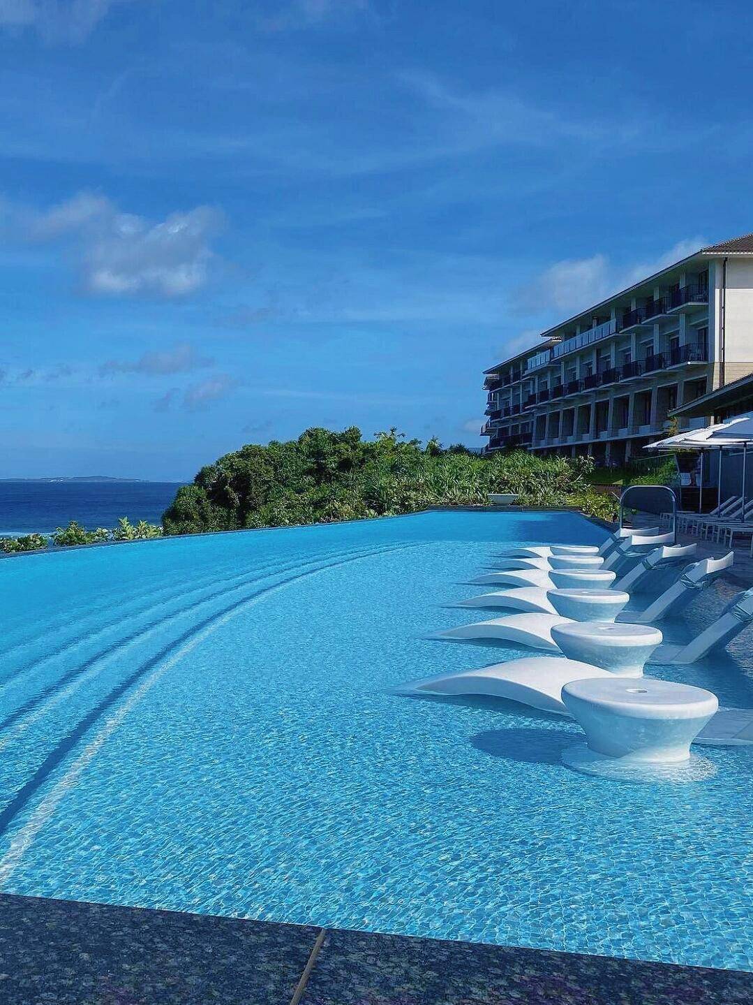 Okinawa-Halekulani Hotel in Okinawa👏, surrounded by white sandy beaches and lush greenery