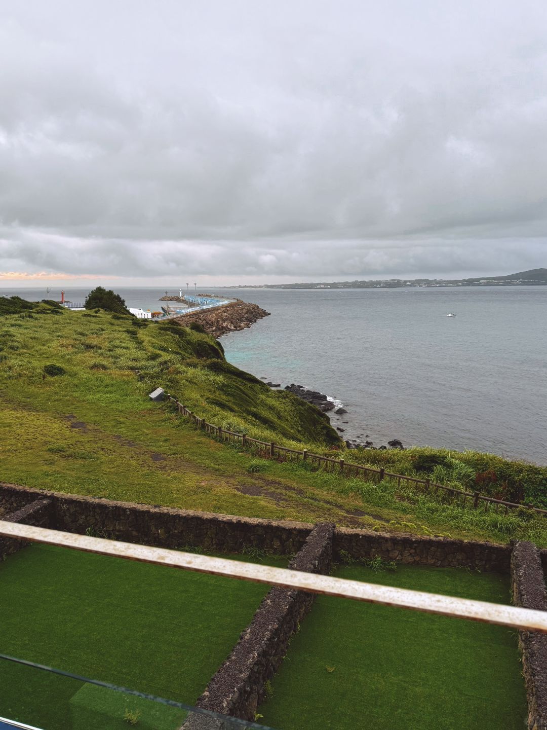 Busan/Jeju-Haeilri Pool & Spa Hotel in Jeju Island, each room has its own indoor hot spring