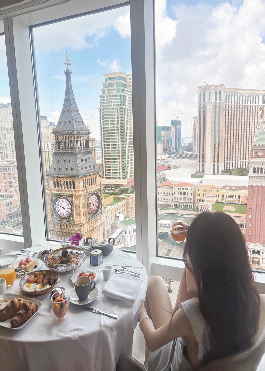 Macao-Staying at the Venetian Macau Casino Hotel, I like the super large floor-to-ceiling windows