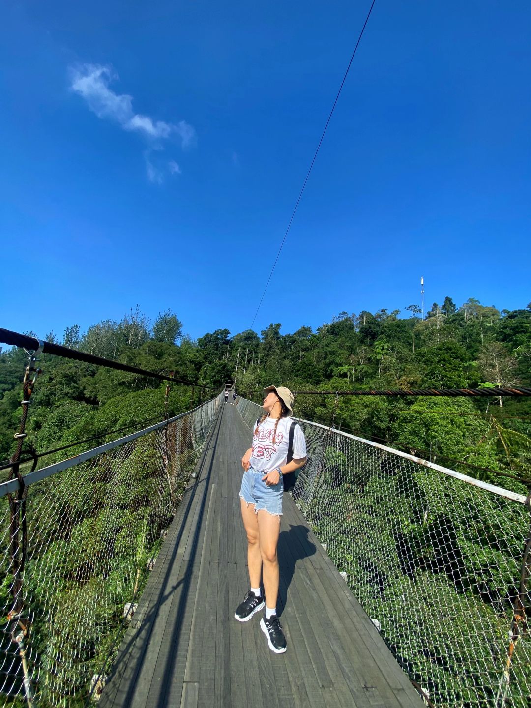 Jakarta-Suspension bridge🌳, outdoor hiking in the suburbs of Jakarta, through the rainforest