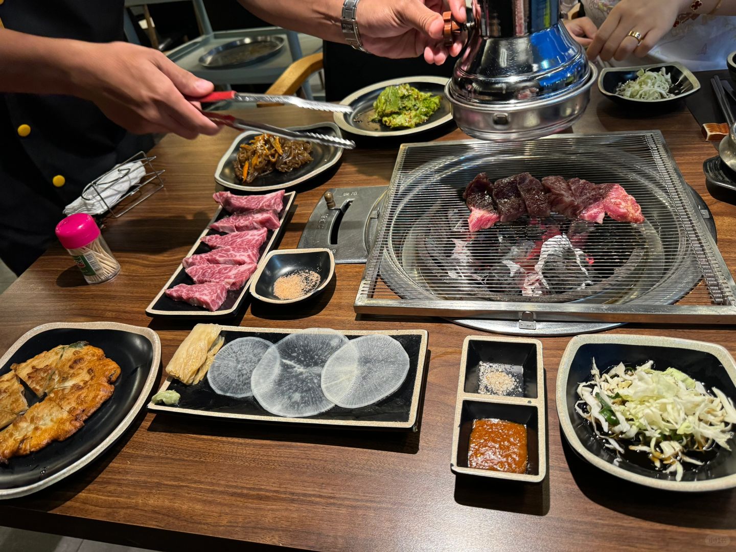 Cebu-Cebu Lapu Kaya Korean BBQ😋, the waiter helped with the barbecue and was very nice