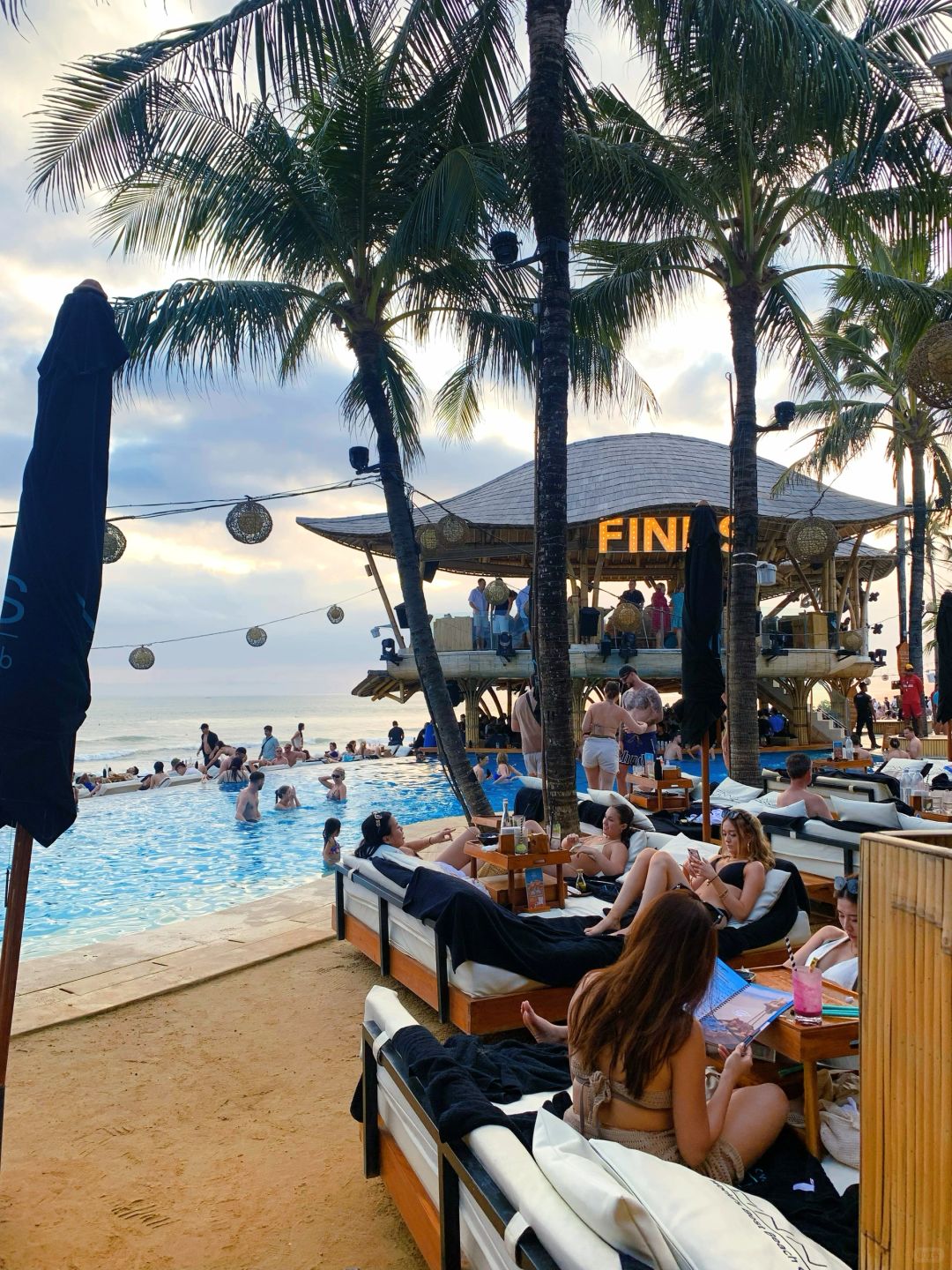 Bali-Bali Finns Club🍸 is the most fun bar in Asia, with sexy bikini girls everywhere