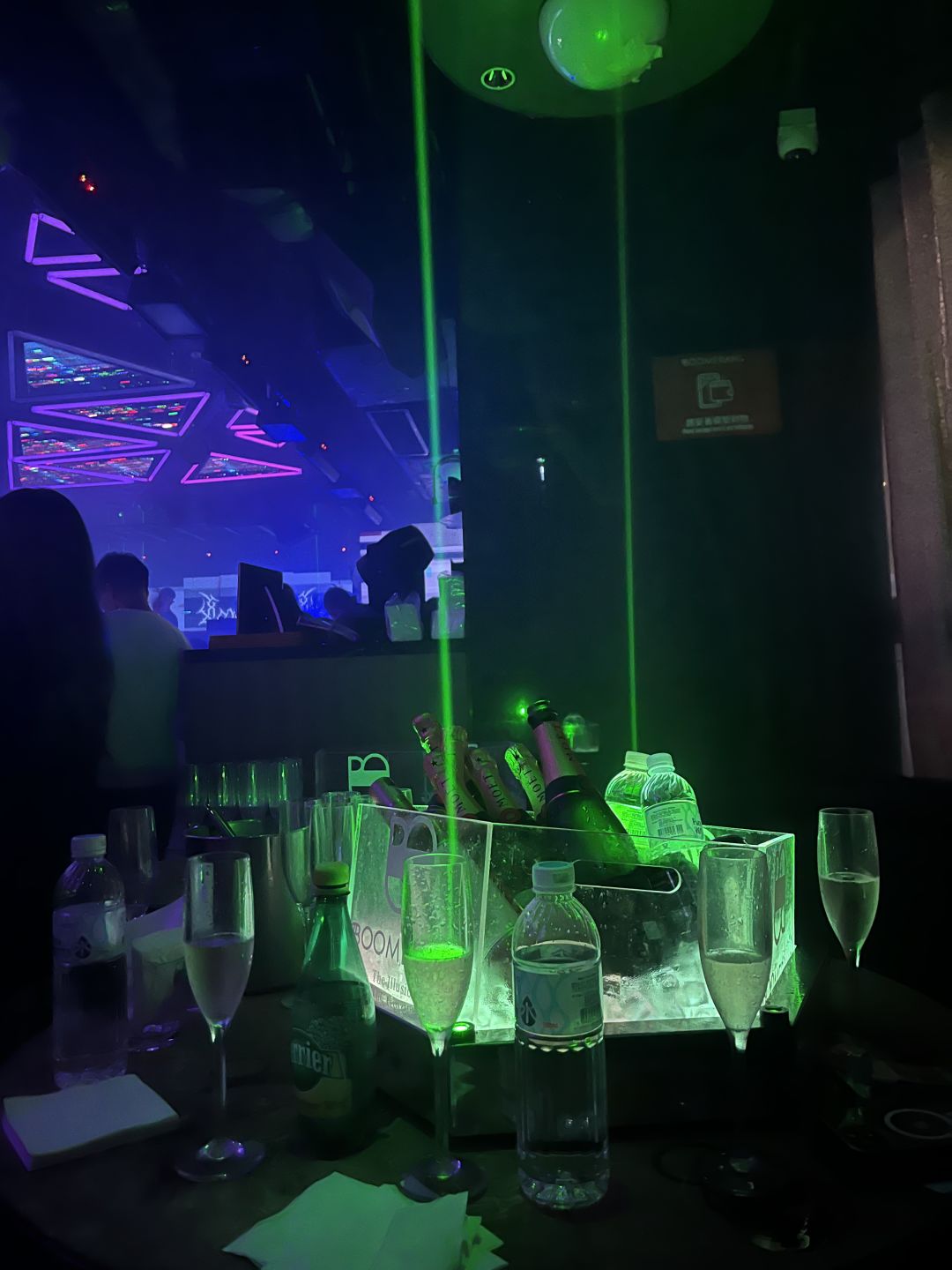 Hong kong-BooMerAng·The Illusionist Nightclub in Lan Kwai Fong, experience the joy of disco girls