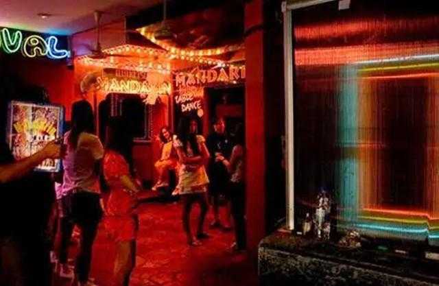 Hong kong-Hong Kong Wan Chai Red Light District: Nightclubs and bars can be found everywhere