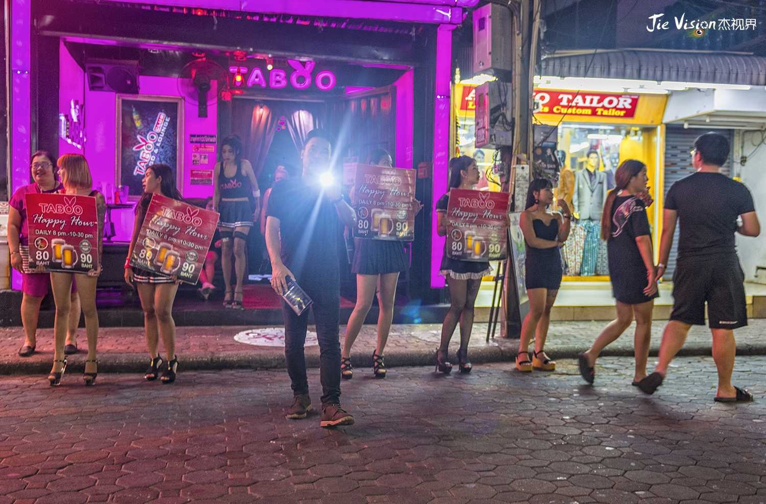 Pattaya-Pattaya Red Light District: The romantic and charming Thai nightlife after nightfall