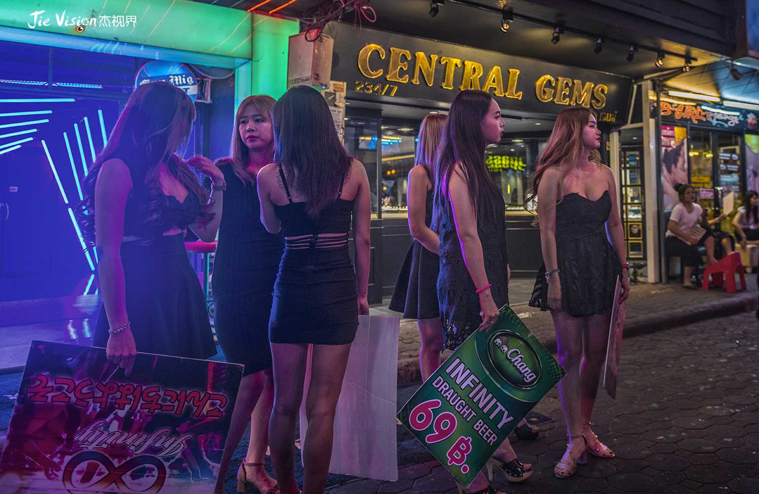 Pattaya-Pattaya Red Light District: The romantic and charming Thai nightlife after nightfall