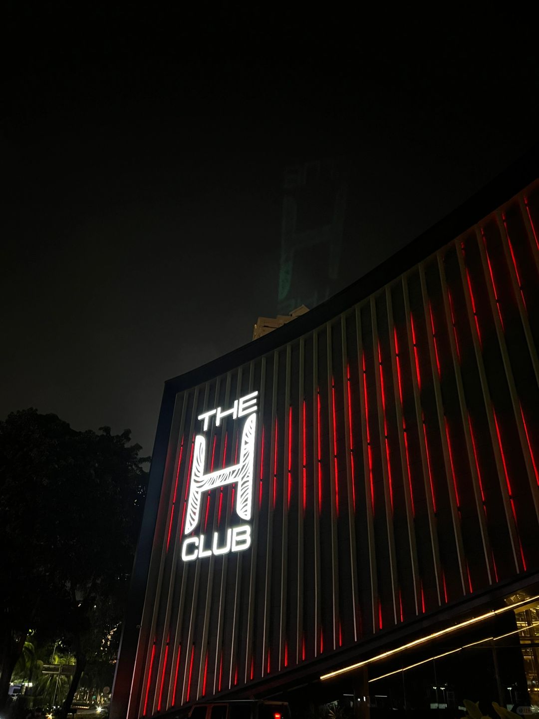 Jakarta-H Club is full of bright lights, fine wine, beautiful women and beautiful women