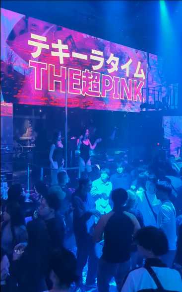 Osaka-The Super Pink nightclub in Osaka, sexy beauties dancing very beautifully