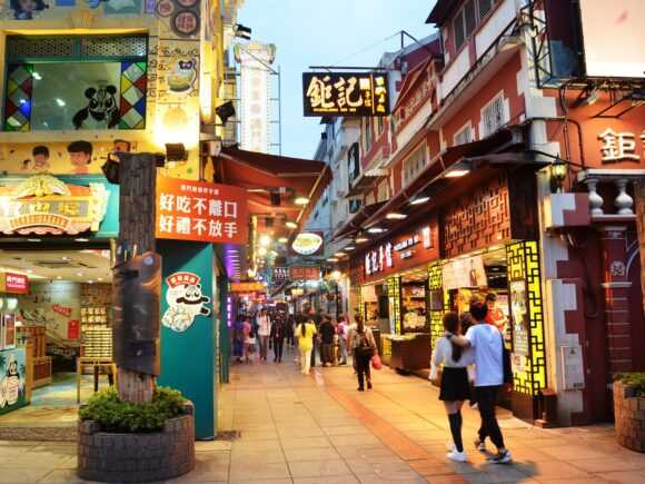 Macao-Macau Nightlife: Red Light District Nightclubs and Food Night Markets