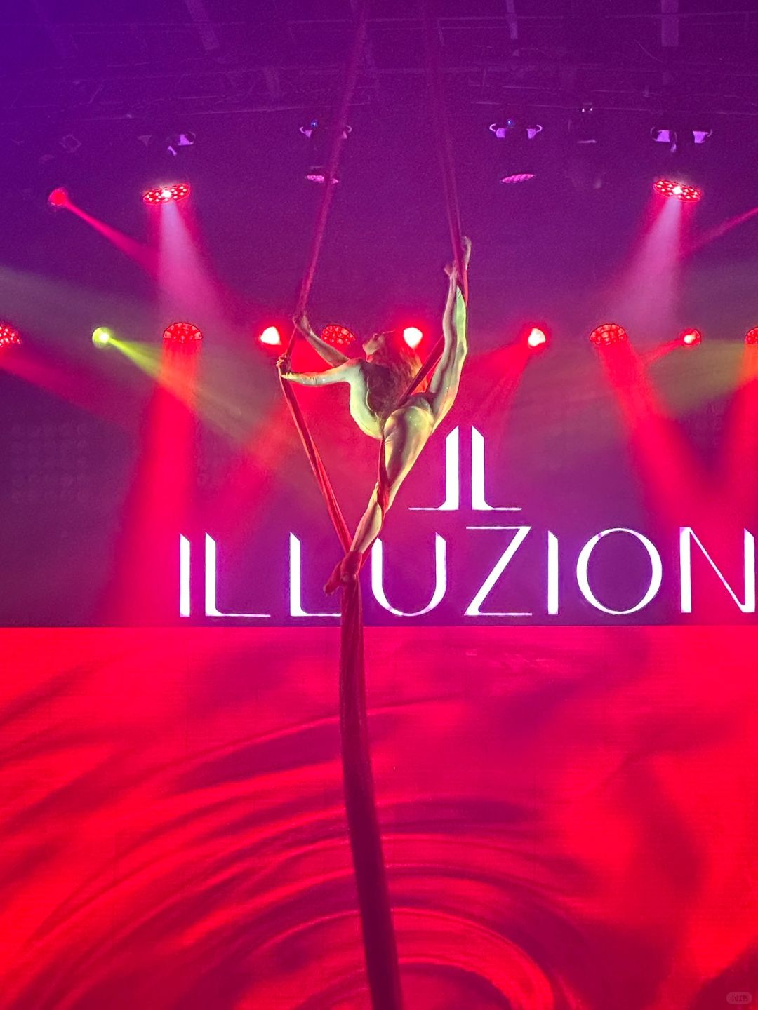 Phuket-Illuzion Bar, the world's top Phuket's largest nightclub, watch live dance performances