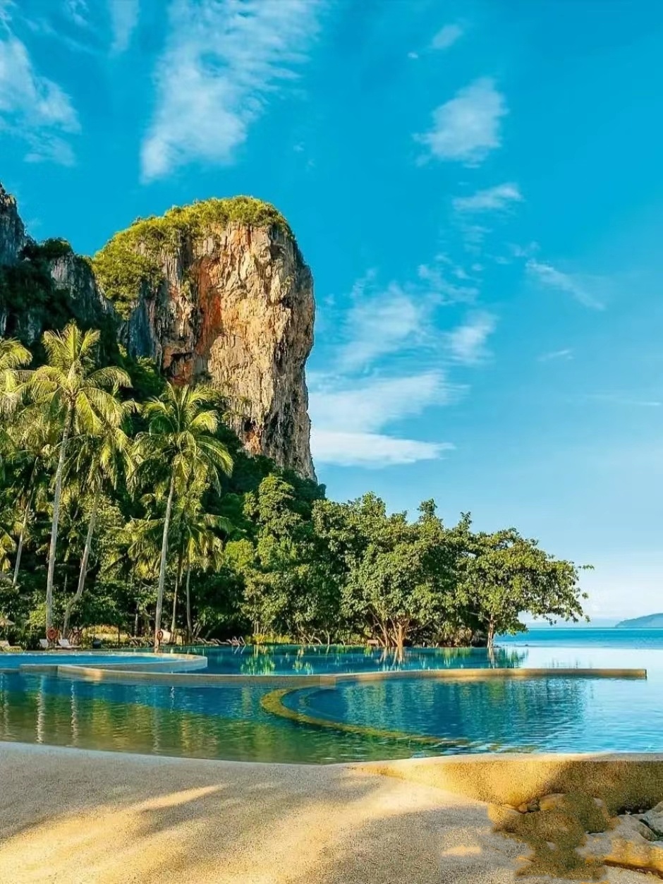 Krabi-Traveling to Krabi Island, the clear waters make you feel like you are in an aquarium