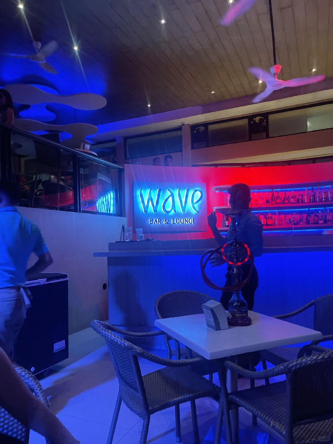 Boracay-Boracay Wave Bar & LOUNGE music bar, the handsome boy singing live is nice