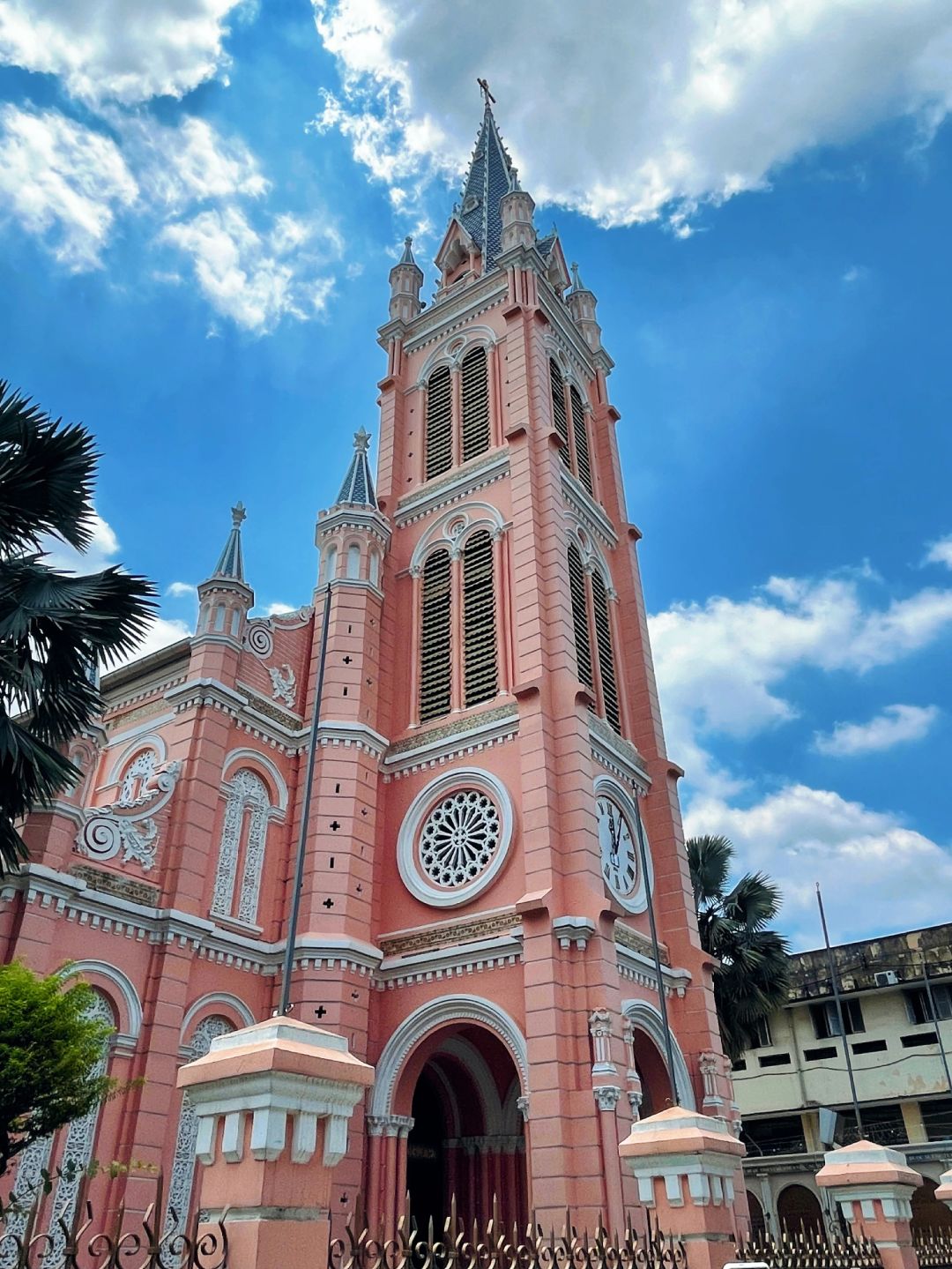 Ho Chi Minh-A short city tour of Ho Chi Minh City🌞, Vietnam, riding a motorcycle around the city