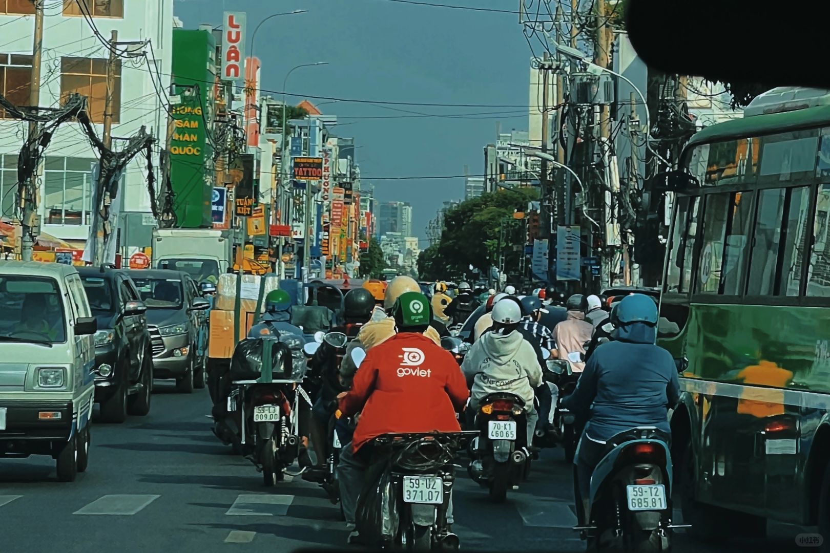 Ho Chi Minh-A short city tour of Ho Chi Minh City🌞, Vietnam, riding a motorcycle around the city