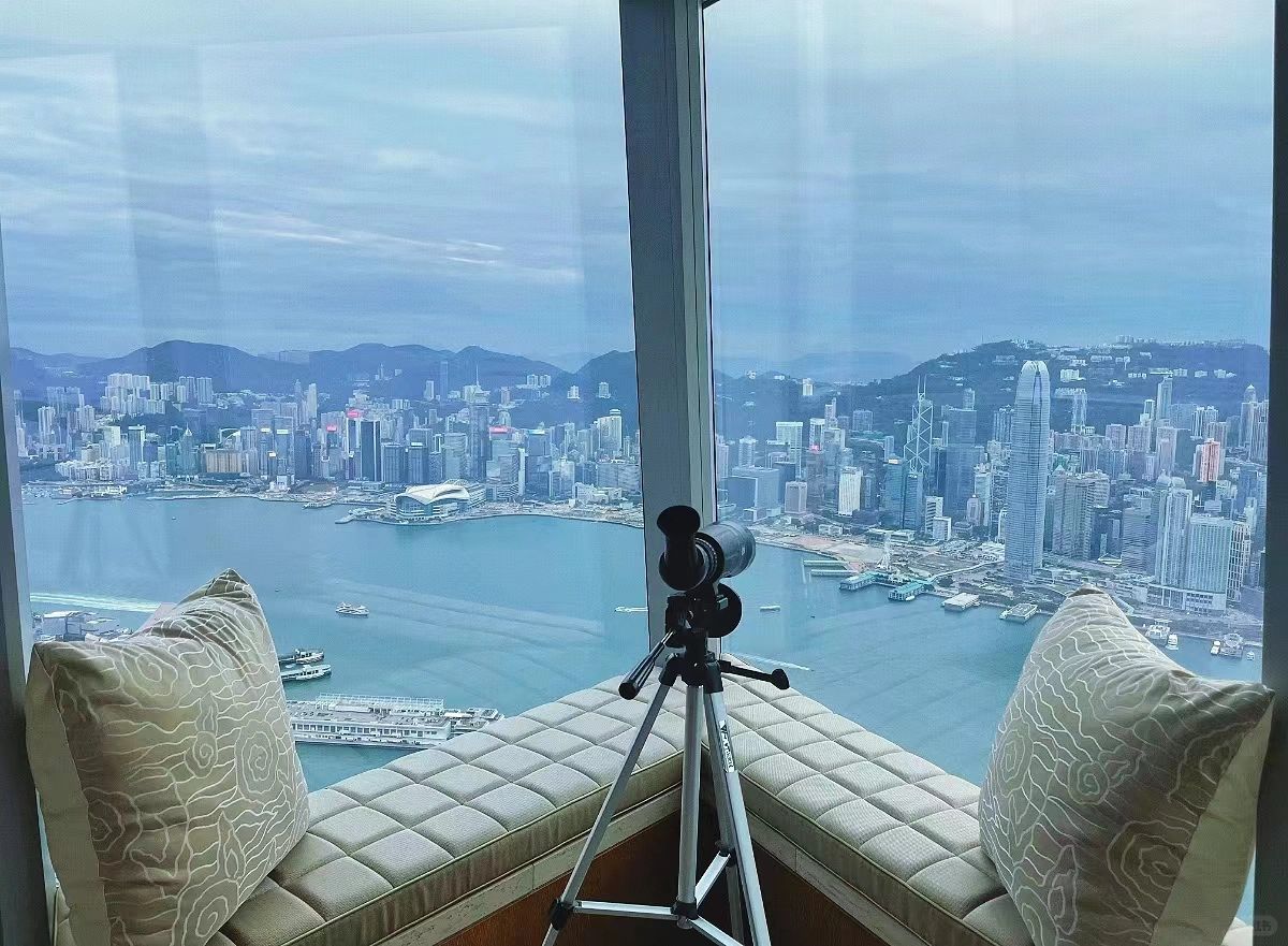 Hong kong-The tallest Ritz-Carlton Hotel in Hong Kong overlooks Hong Kong from the clouds