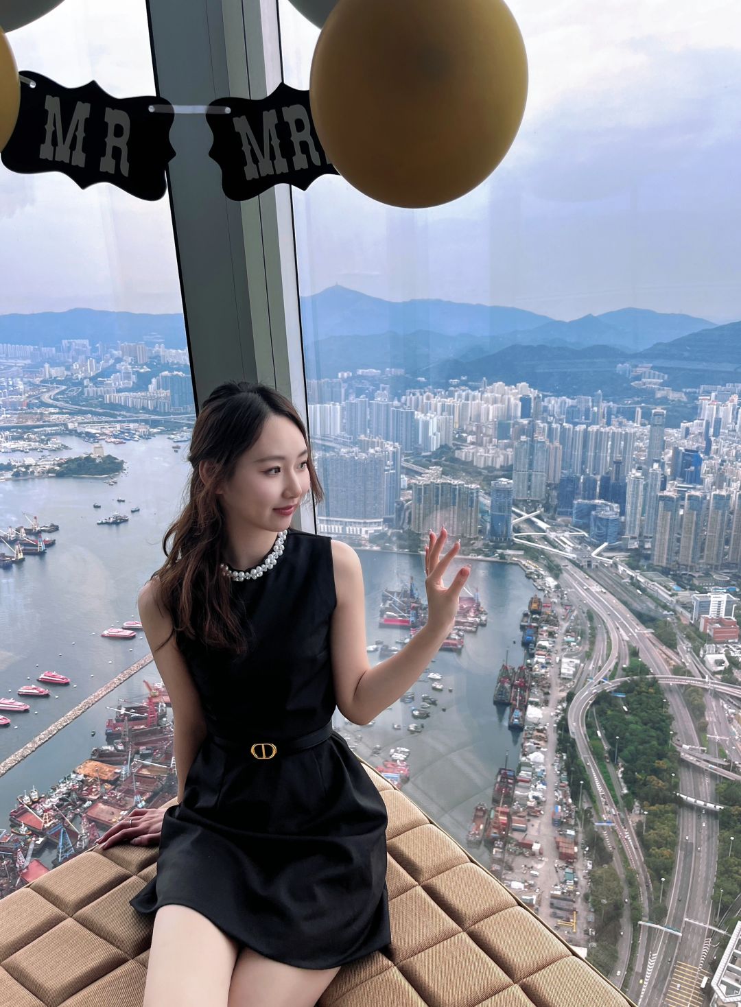 Hong kong-The tallest Ritz-Carlton Hotel in Hong Kong overlooks Hong Kong from the clouds