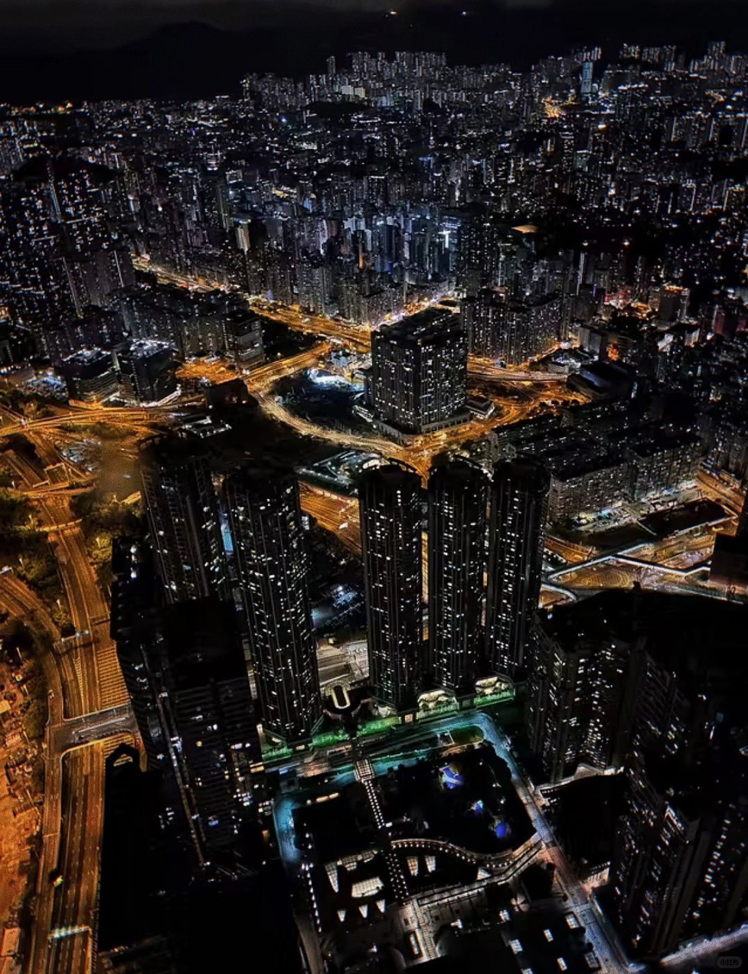 Hong kong-The tallest Ritz-Carlton Hotel in Hong Kong overlooks Hong Kong from the clouds