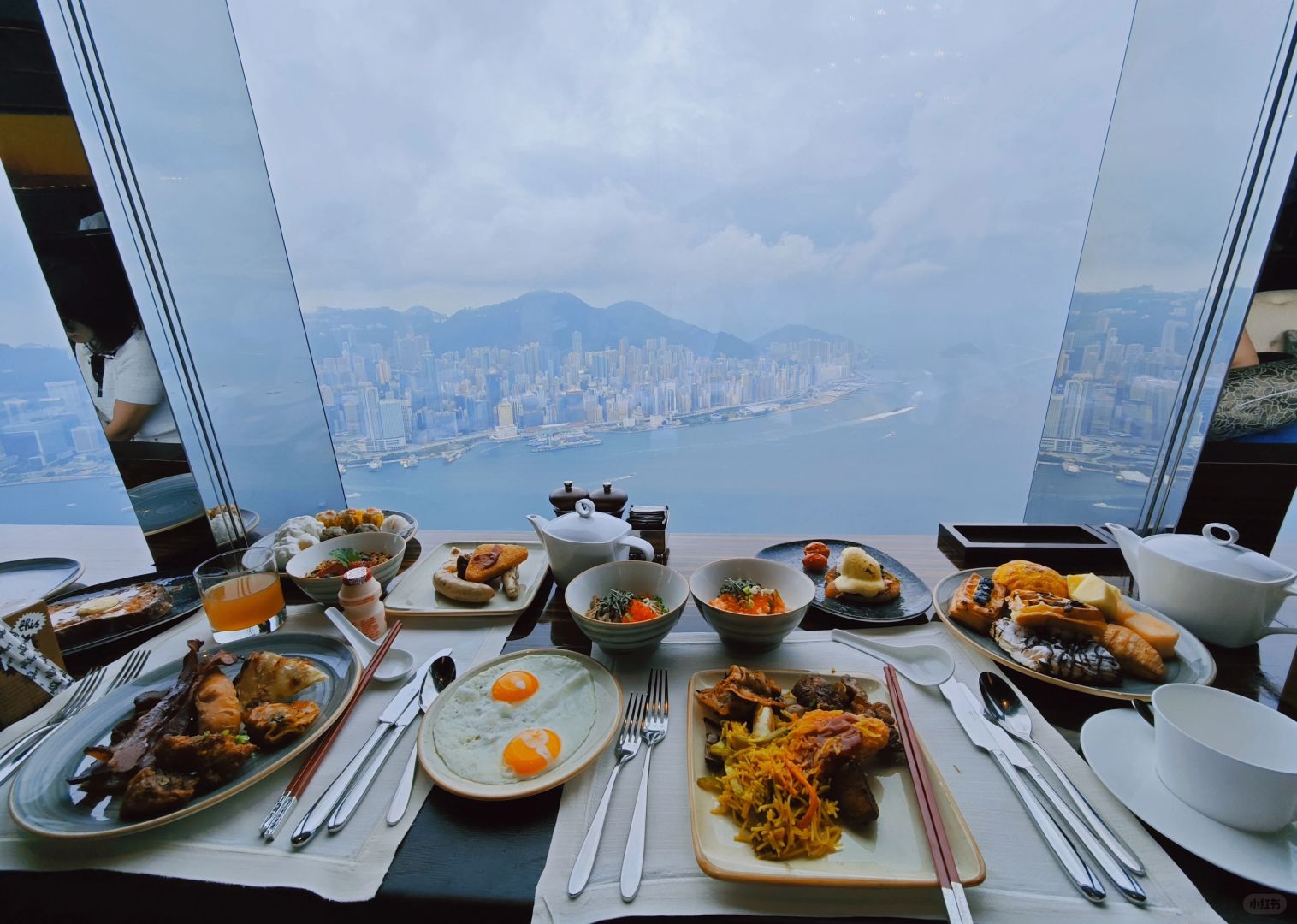 Hong kong-The tallest Ritz-Carlton Hotel in Hong Kong overlooks Hong Kong from the clouds