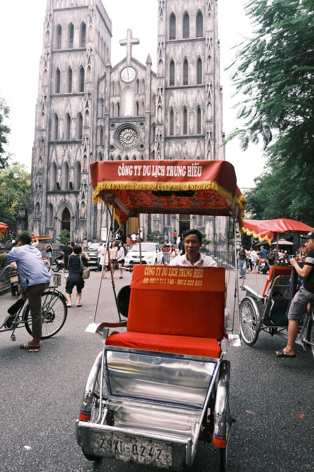 Hanoi-Hanoi walking tour, see St. John's Cathedral and Hoan Kiem Lake in the rain