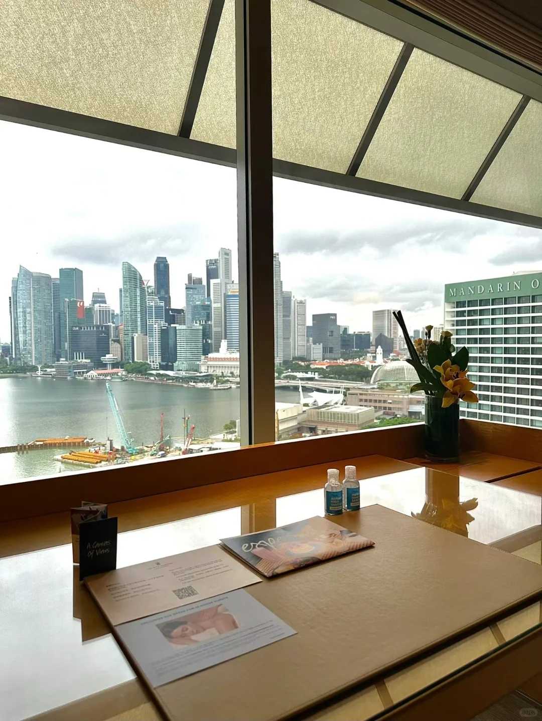 Singapore-The Ritz-Carlton, Singapore. 🌸 Huge floor-to-ceiling windows offer sea views