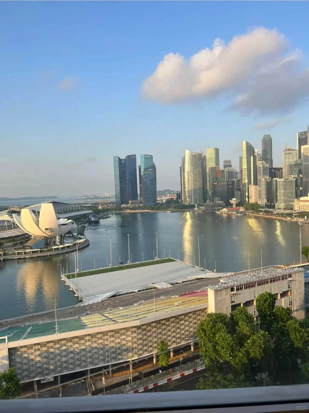 Singapore-The Ritz-Carlton, Singapore. 🌸 Huge floor-to-ceiling windows offer sea views