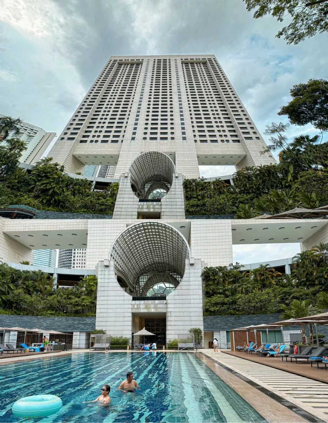 Singapore-The Ritz-Carlton, Singapore. 🌸 Huge floor-to-ceiling windows offer sea views