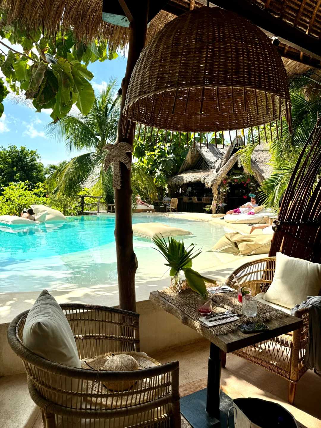 Bali-La Cabane hotel, lie on the floating bed in the hotel pool and forget all your worries