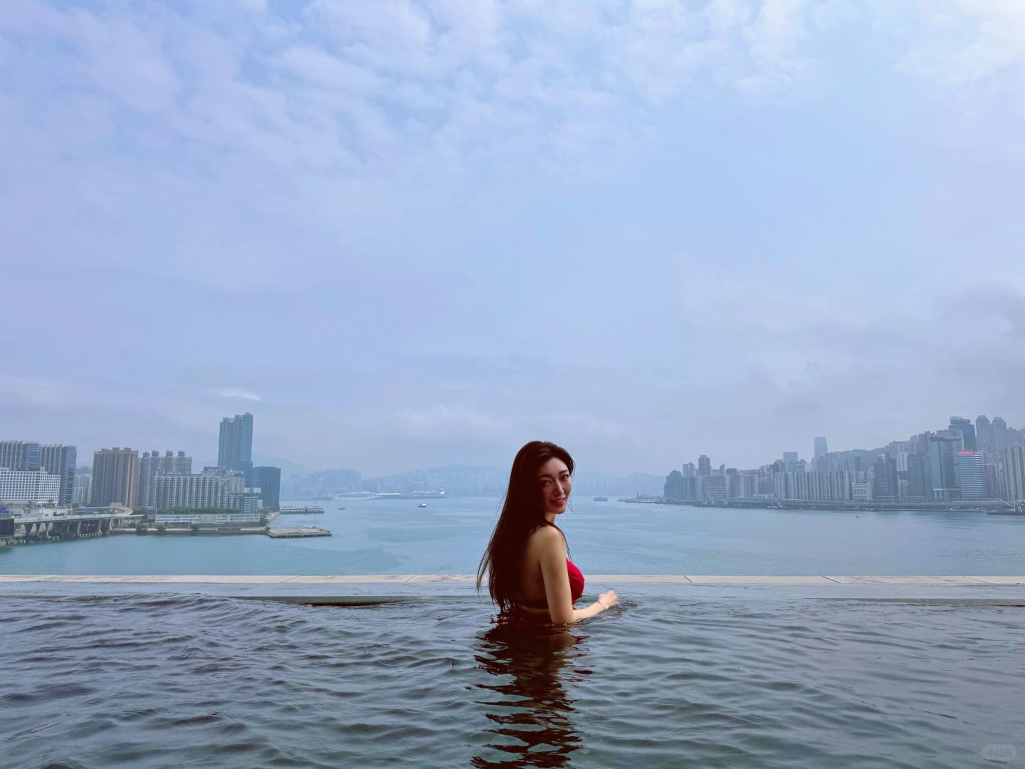 Hong kong-Check in at Hong Kong's magnificent infinity pool, three girls' travel records in Hong Kong